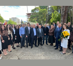 Ҳаҭыр зқу сколлегацәа, ишәыдысныҳәалоит Аџьынџьтәылатә еибашьра ду аҟны иаҳгаз Аиааира амш ныҳәа! Уважаемые коллеги! Поздравляем вас с днем Победы в Великой Отечественной войне!